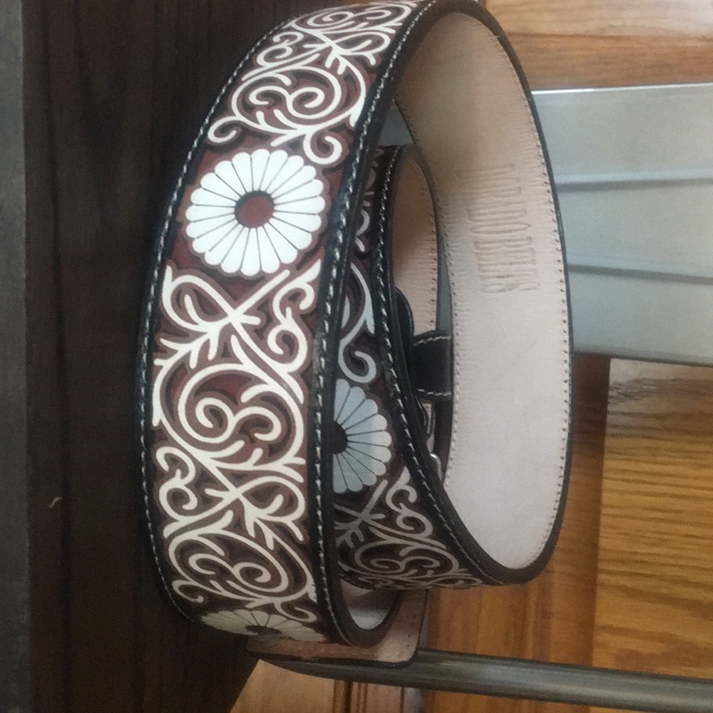 Leather belt buckle
